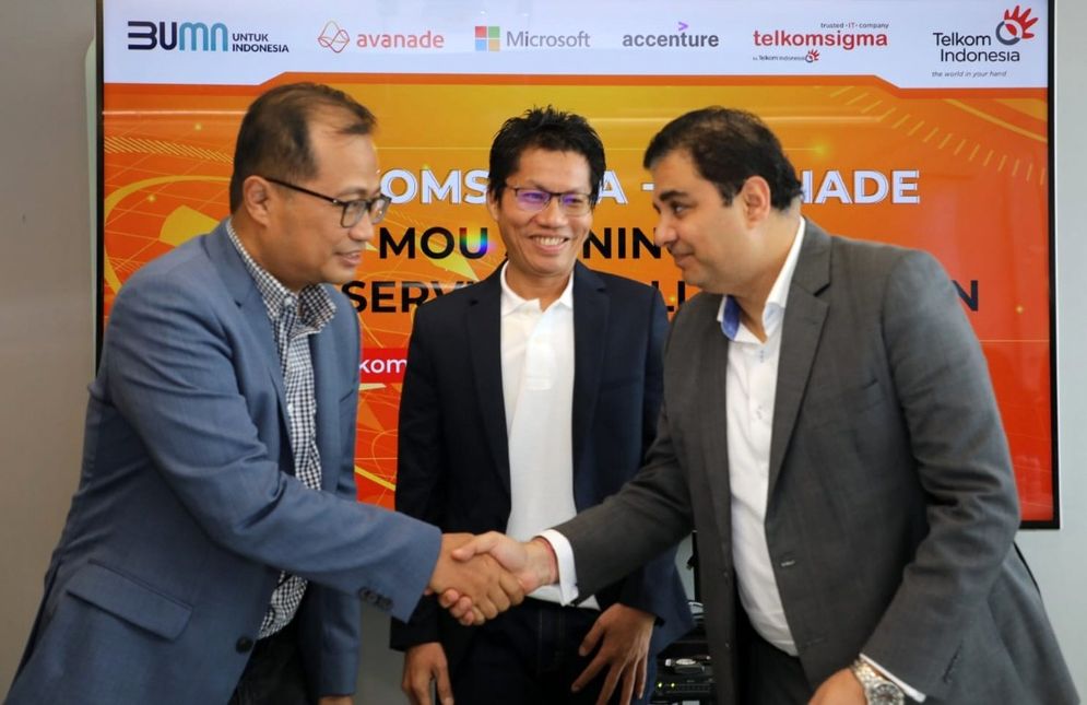 Direktur Strategic Portfolio Telkom Budi Setyawan Wijaya (kiri), Plt CEO TelkomSigma   Roberto Surya Negara (tengah) dan Dirut Asia Tenggara Avanade Bhavya Kapoor (kanan) usai   menandatangani nota kesepahaman