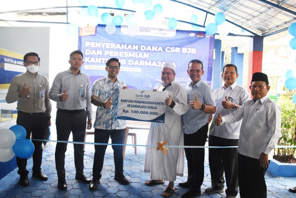 Bank BJB Bandarlampung memberikan corporate social responsibility (CSR) dalam bentuk bantuan dana Rp100 juta pembangunan kantin IIB Darmajaya pada Rabu, 28 Desember 2022.