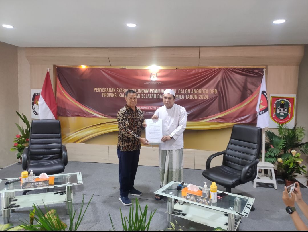 Habib Banua menyerahkan berkas pendaftaran dan syarat dukungan calon anggota DPD RI. (Foto : Ahmad Husaini)