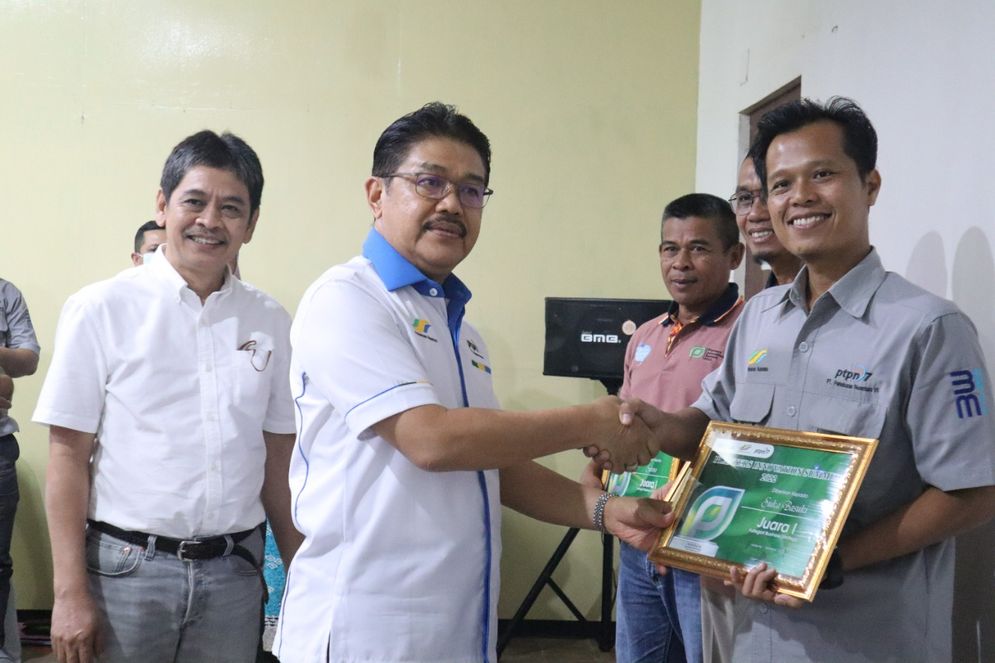 Komisaris Utama PTPN VII Nurhidayat menyerahkan Piagam Penghargaan kepada Tim Optimus Wabe yang menjadi juara pertama dan mengantar PTPN VII menjadi juara umum PIS 2022.