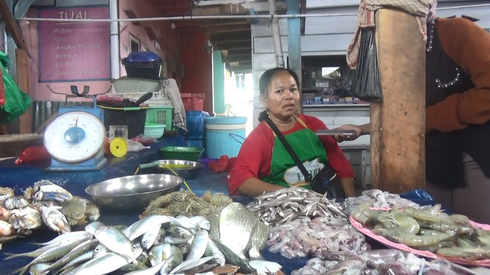 Penjual ikan laut di Pasar Gudang Lelang Bandar Lampung.
