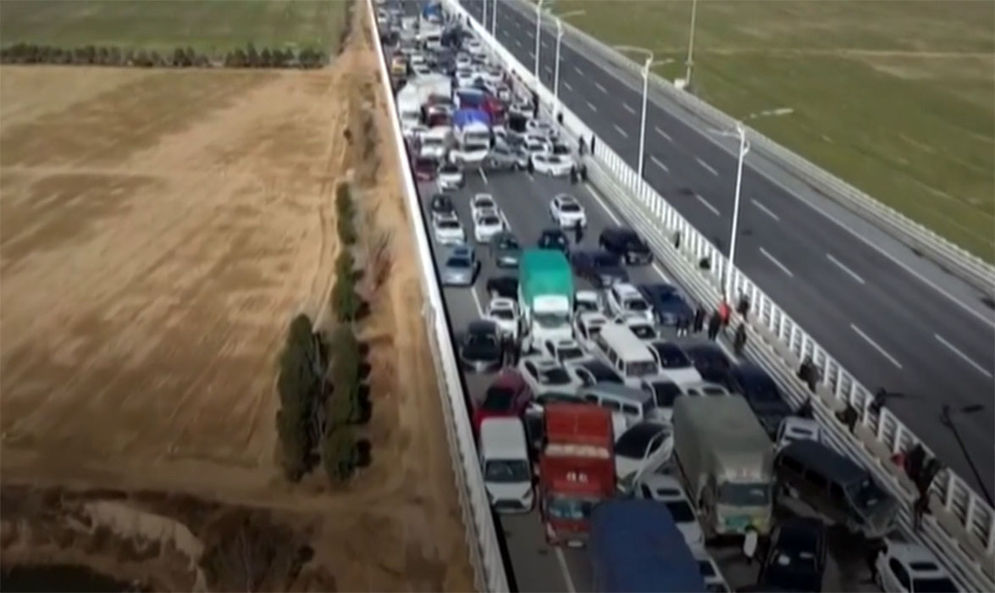 Waduh! 200 Kendaraan Tabrakan Beruntun di Jembatan Sungai Kuning, China