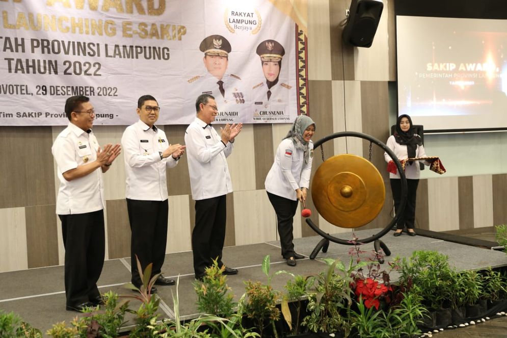 Wakil Gubernur Lampung Chusnunia membuka SAKIP award sekaligus Soft Launching e-SAKIP Provinsi Lampung bertempat di Minister Room Hotel Novotel, Kamis, 29 Desember 2022.