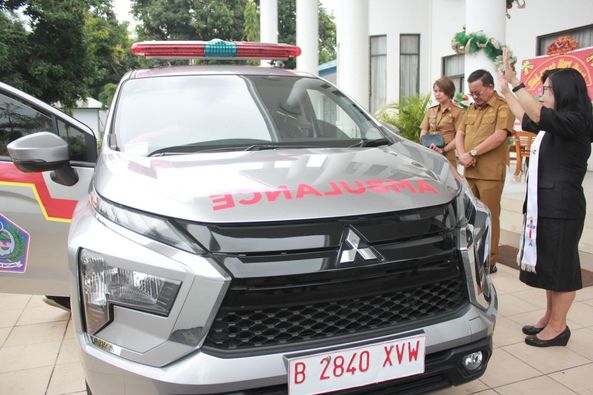 Wali Kota Bitung Maurits Mantiri saat ibadah penyerahan mobil ambulance. (Foto:Istimewa)