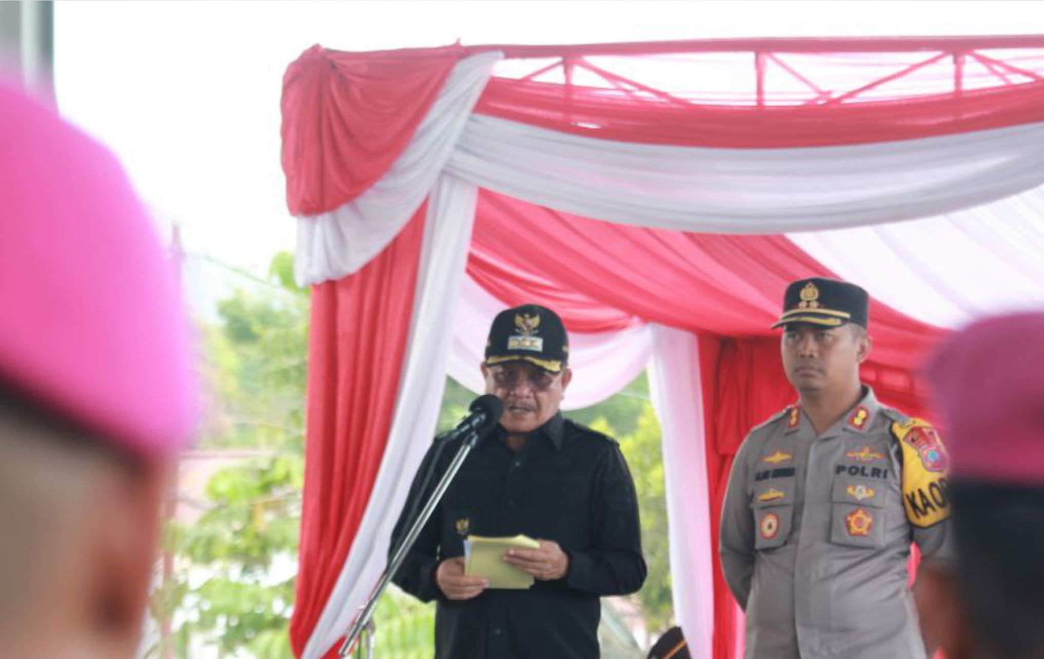 Wali Kota Maurits Mantiri didampingi Kapolres Bitung saat membacakan amanat Kapolri dalam apel operasi lilin terpadu 2022. (Foto:Istimewa)