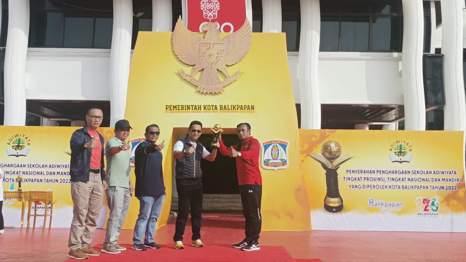 Penyerahan penghargaan Adiwiyata
