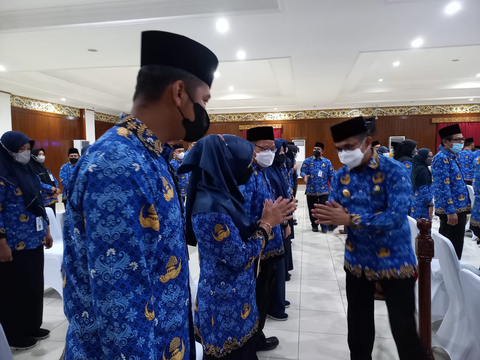 Wali Kota Rahmad Mas'ud memberikan selamat kepada pejabat yang dilantik, pada Jumat 30 Desember 2022 (Foto: Ibukotakini.com)