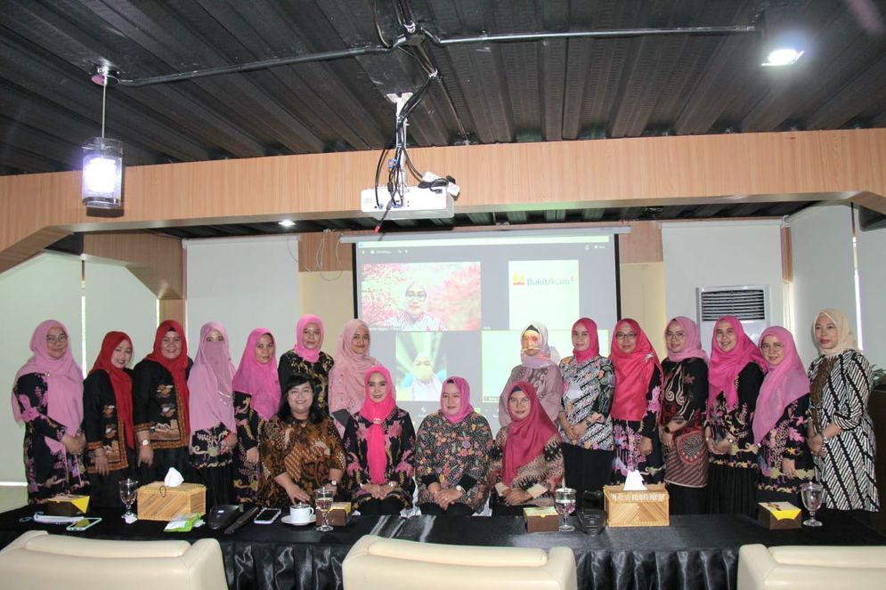 Ikatan Isteri Pimpinan (IIP) BUMN Wilayah Lampung memberi bantuan untuk pembangunan Masjid Murottal Haq, Sukarame II Telukbetung Barat, Bandar Lampung.