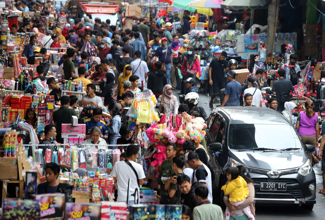 Sejumlah pedagang kembang api musiman di kawasan Pasar Pagi Asemka, Jakarta kebanjiran pembeli jelang malam pergantian tahun 2022. Foto : Panji Asmoro/TrenAsia