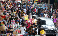 Sejumlah pedagang kembang api musiman di kawasan Pasar Pagi Asemka, Jakarta kebanjiran pembeli jelang malam pergantian tahun 2022. Foto : Panji Asmoro/TrenAsia