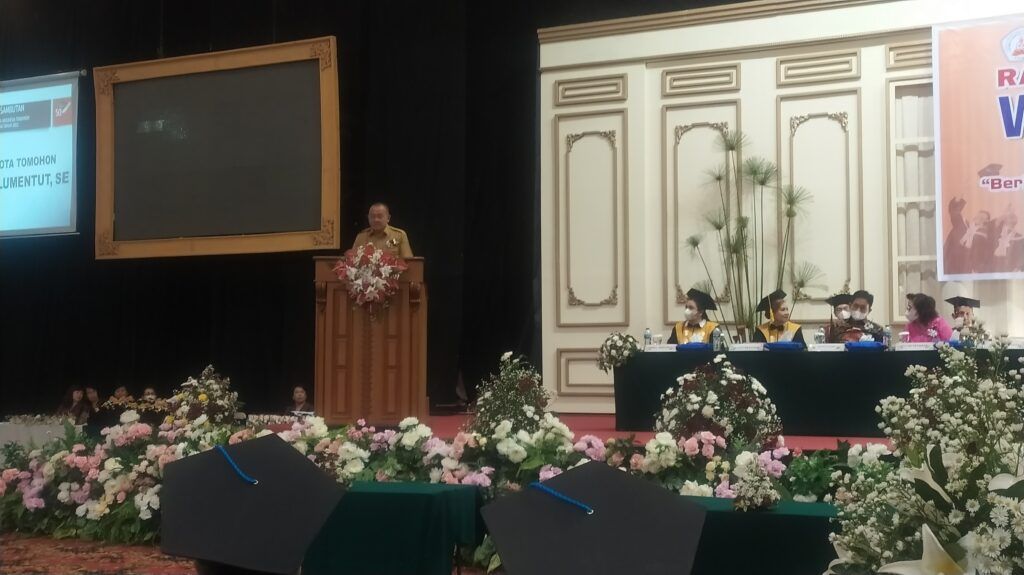 Wakil Wali Kota Tomohon Wenny Lumentut saat sambutan dalam acara wisuda mahasiswa  Unsrit. (Foto:Istimewa)