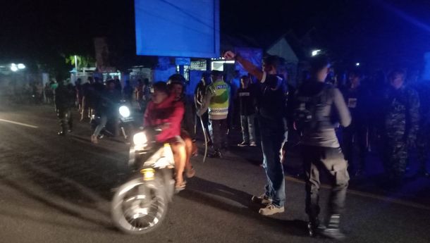 Malam Tahun Baru di Kota Maumere, Polres Sikka Lakukan Penyekatan di Sejumlah Ruas Jalan
