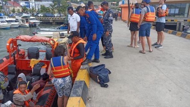 Tim SAR Gabungan Evakuasi 11 Penumpang KM Fisger yang Alami Kerusakan Mesin di Perairan Labuan Bajo