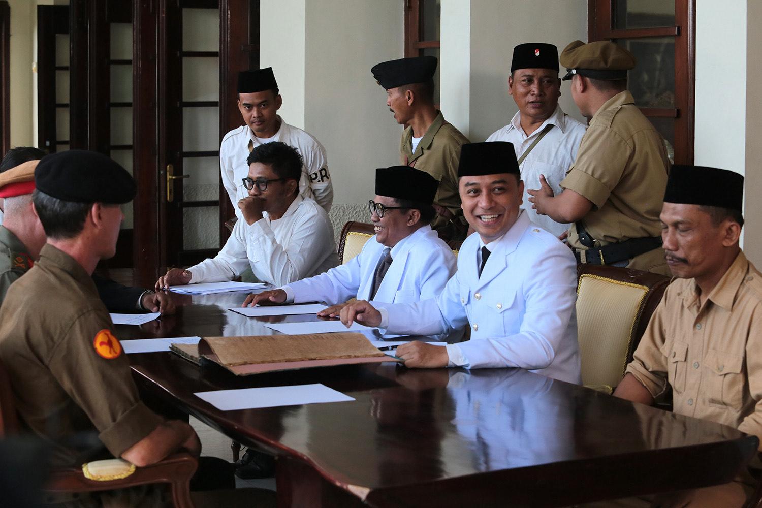Wali Kota Surabaya Eri Cahyadi (kanan) berperan sebagai Soekarno dalam film Soera Ing Boyo