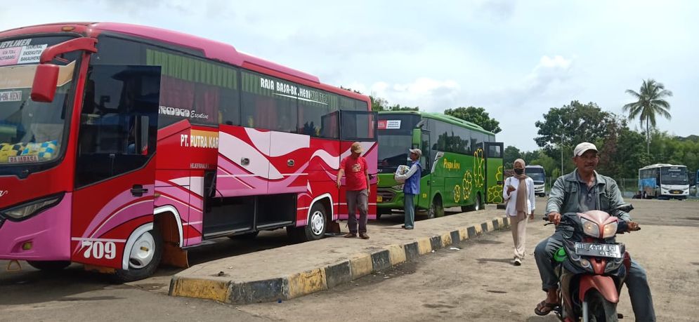 Ilustrasi penumpang bus di Terminal Rajabasa Bandar Lampung.