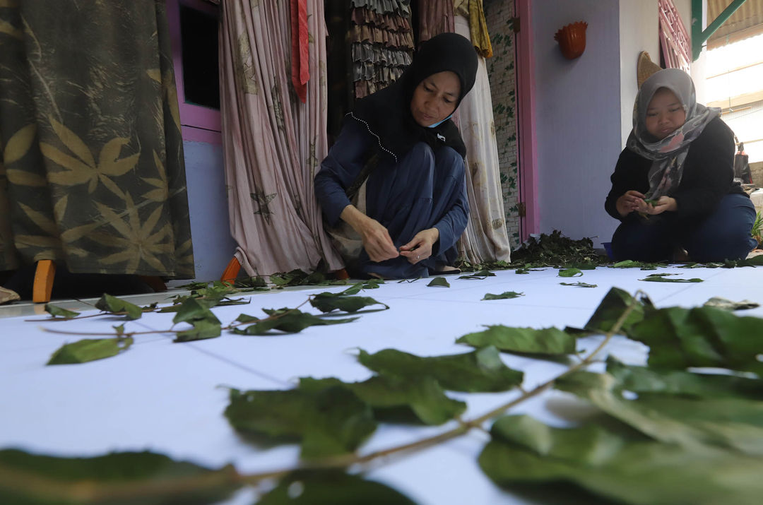 Nampak aktifitas produksi pengrajin ecoprint tengah menyelesaikan pesanan di kawasan Depok Jawa Barat, Senin 2 Januari 2023. Foto : Panji Asmoro/TrenAsia