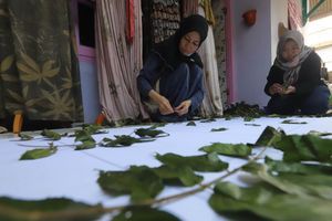 Aktifitas Pengrajin Ecoprint - Panji 1.jpg