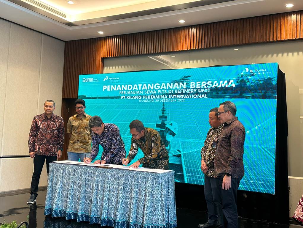 Pertamina New & Renewable Energy (Pertamina NRE) dan PT Kilang Pertamina Internasional (KPI) melakukan penandatanganan Perjanjian Kerja sama terkait pemanfaatan PLTS di kilang-kilang seluruh Indonesia. Penandatanganan berlangsung di Mason Pine, Padalarang Jumat (30/12/2023).