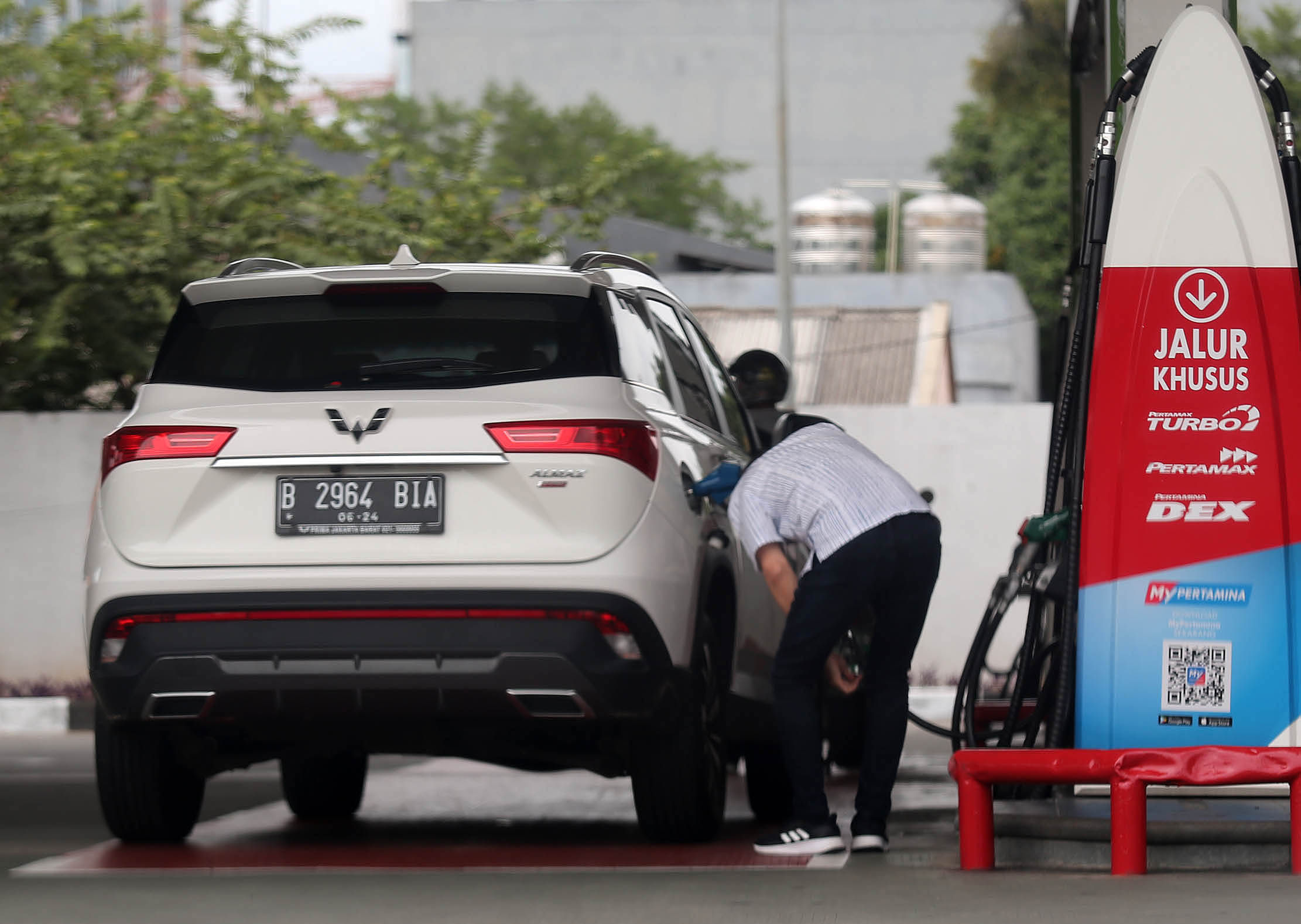 Nampak pelanggan tengah melakukan pengisian BBM jenis Pertamax di sebuah SPBU kawasan Kebun Jeruk Jakarta Barat. PT Pertamina hari ini 3 Januari 2023 pukul 14.00 menurunkan harga Pertamax,Pertamax Turbo dan Pertamina Dex. Foto : Panji Asmoro/TrenAsia