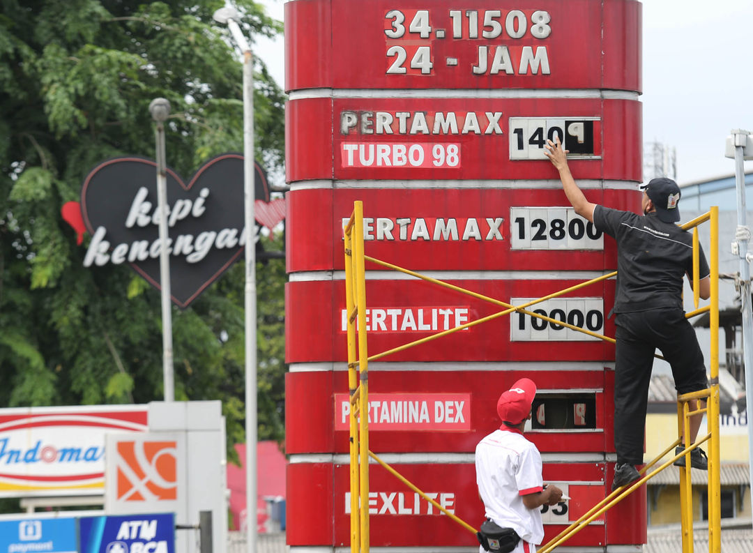 Petugas tengah mengganti papan harga BBM di sebuah SPBU kawasan Kebun Jeruk Jakarta Barat. PT Pertamina hari ini 3 Januari 2023 pukul 14.00 menurunkan harga Pertamax,Pertamax Turbo dan Pertamina Dex. Foto : Panji Asmoro/TrenAsia