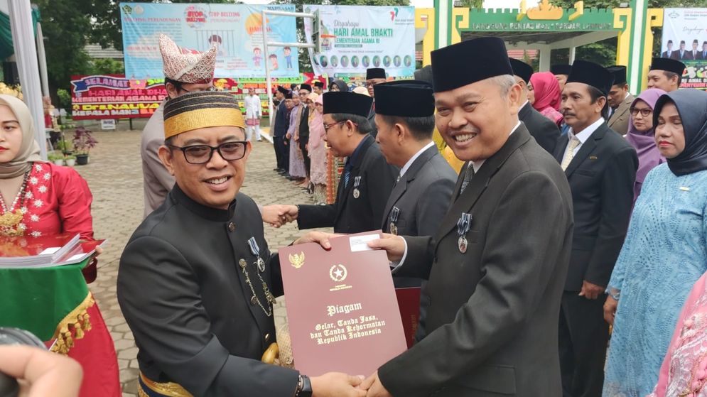 Kepala Kantor Wilayah Kementrian Agama Provinsi Lampung Puji Raharjo memperingati hari Amal Bhakti ke 77.