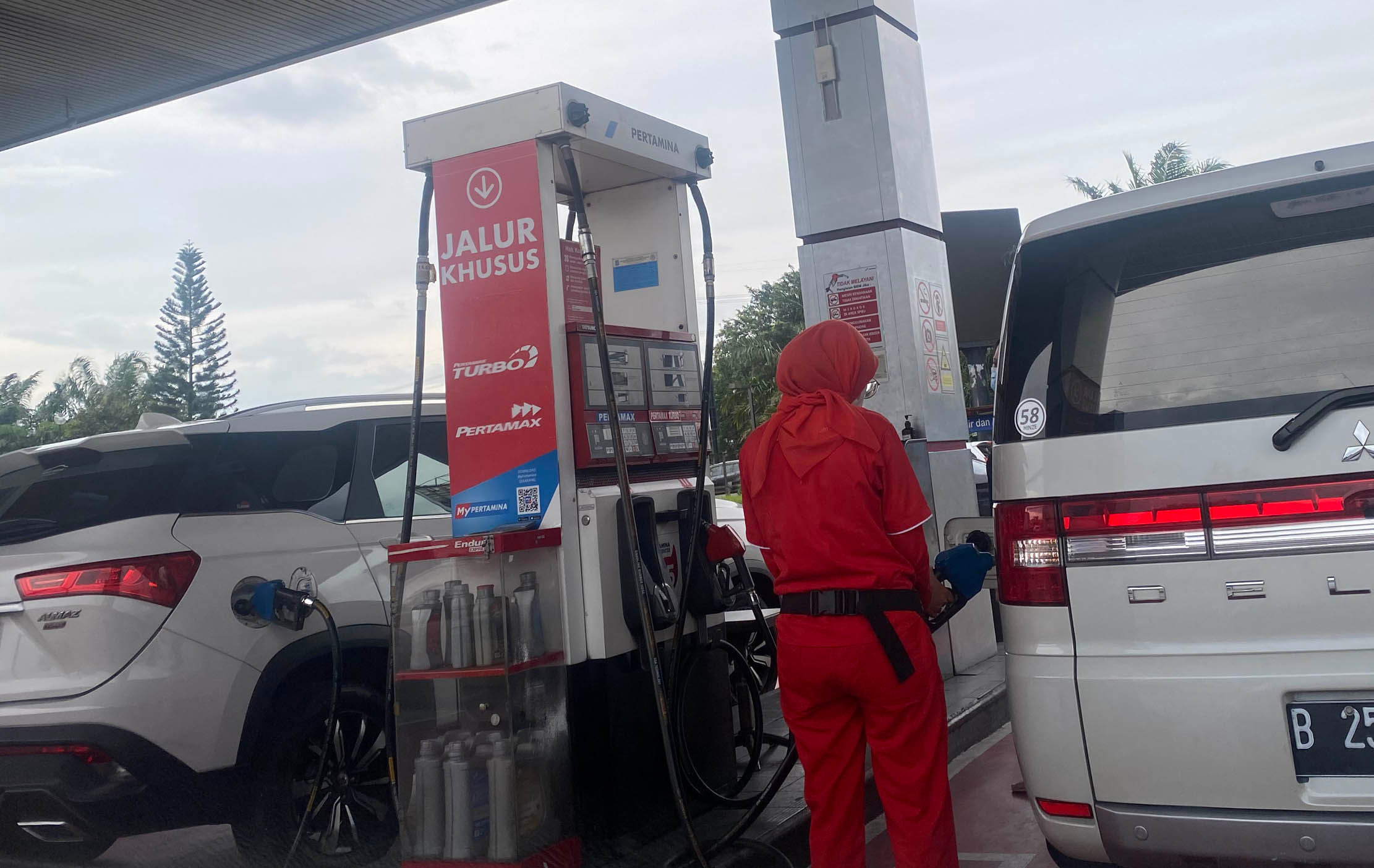 Nampak pelanggan tengah melakukan pengisian BBM jenis Pertamax di sebuah SPBU kawasan Rest Area Karang Tengah Tol Jakarta Tangerang. PT Pertamina hari ini 3 Januari 2023 pukul 14.00 menurunkan harga Pertamax,Pertamax Turbo dan Pertamina Dex. Foto : Panji Asmoro/TrenAsia