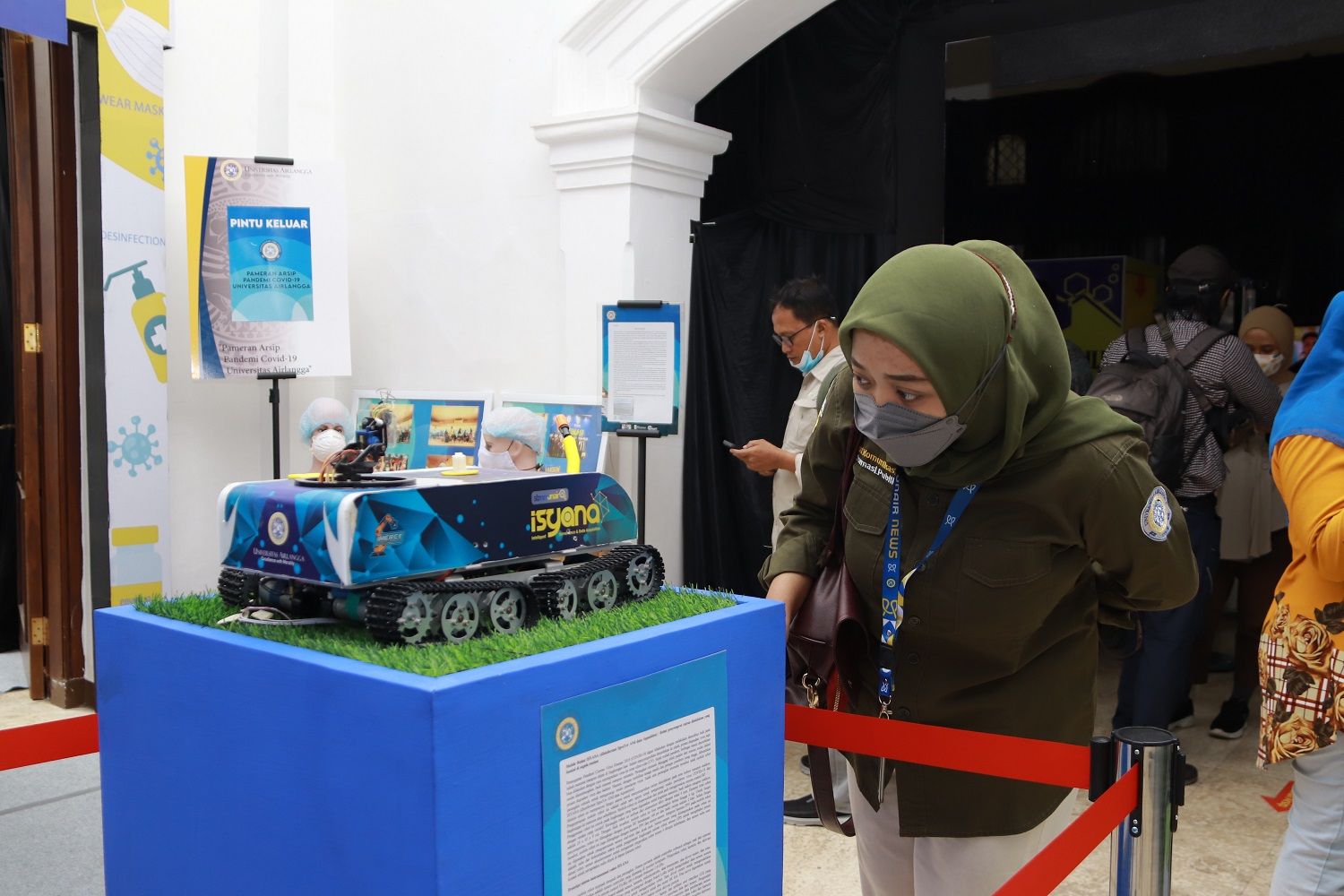 Pengunjung melihat foto dan alat-alat arsip pandemi Covid-19 milik Unair di Alun-alun Kota Surabaya, Selasa (3/1/2023).