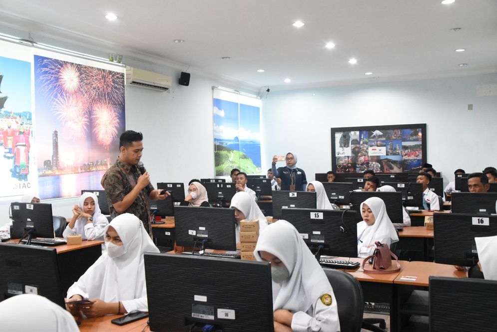 Rombongan SMK Miftahul Falah Pringsewu melakukan kunjungan industri ke Institut Informatika dan Bisnis (IIB) Darmajaya pada Selasa, 3 Januari 2023.