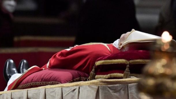 Kamis, 5 Januari 2023 Pukul 15.30 WIB, Paus Fransiskus Memimpin Misa Requiem untuk Paus Emeritus Benediktus XVI