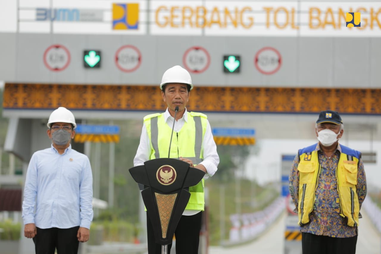 Presiden Joko Widodo (Jokowi) meresmikan Jalan Tol Trans Sumatra Ruas Pekanbaru - Padang Seksi Pekanbaru - Bangkinang sepanjang 30,9 kilometer pada Rabu, 4 Januari 2022. 
