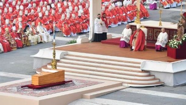 Di Akhir Misa Requiem Benediktus XVI, Umat Bertepuk Tangan dan Berteriak, 'Santo Subito'
