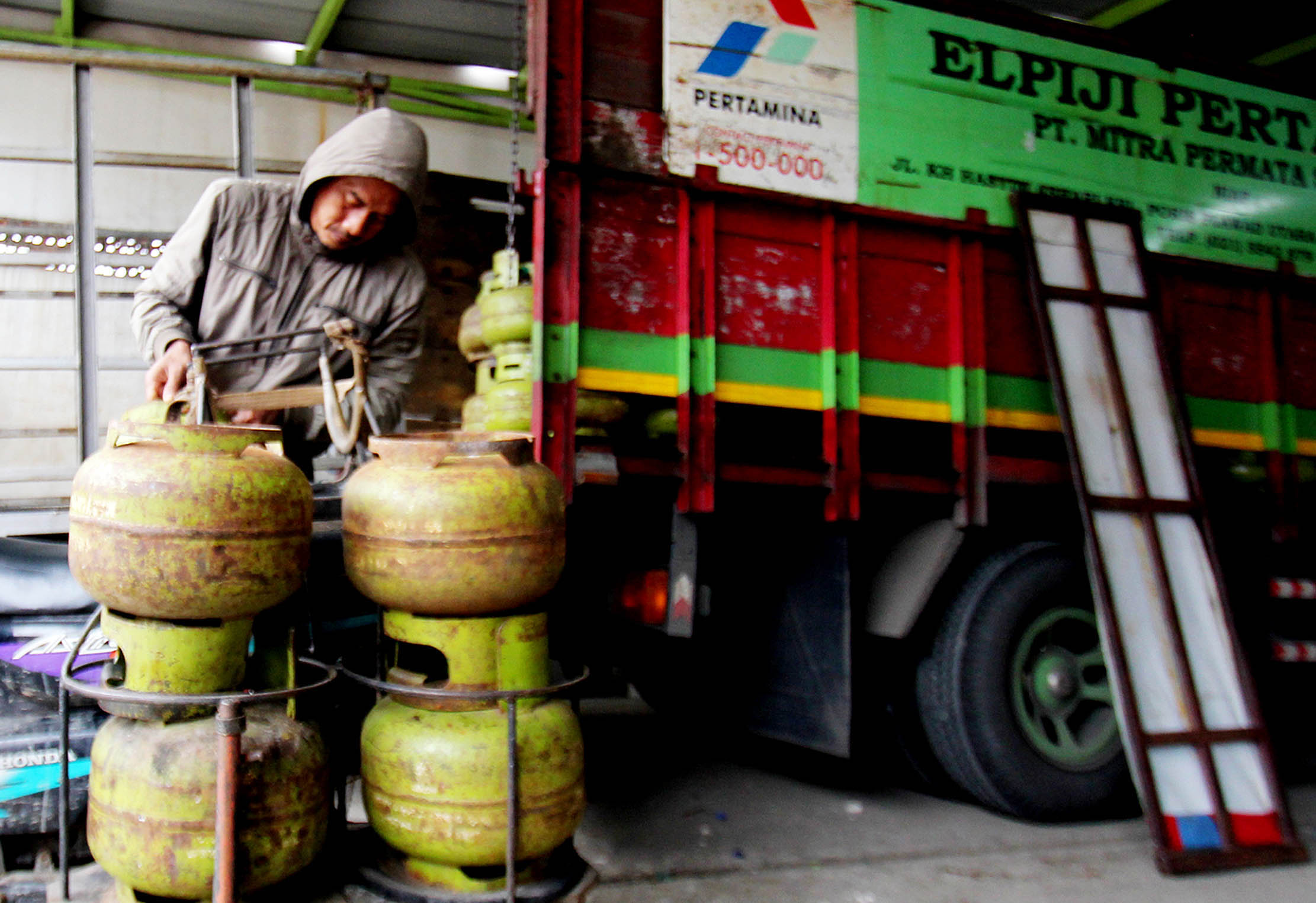 Nampak penjual tengah merapikan susunan tabung gas LPG 3Kg di sebuah agen gas kawasan Cipondoh Kota Tangerang.Kamis 5 Januari 2022. Foto : Panji Asmoro/TrenAsia