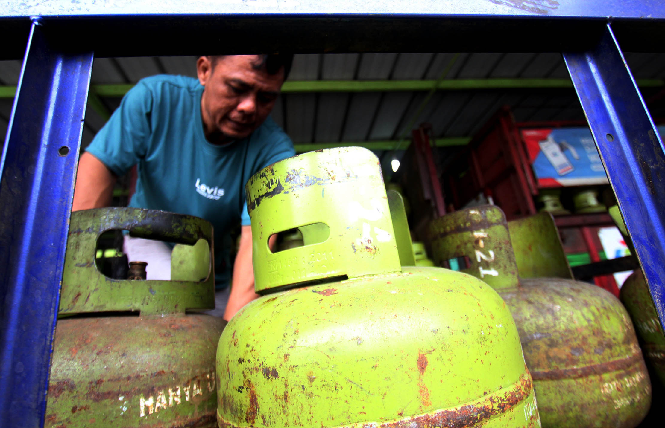 Nampak penjual tengah merapikan susunan tabung gas LPG 3Kg di sebuah agen gas kawasan Cipondoh Kota Tangerang.Kamis 5 Januari 2022. Foto : Panji Asmoro/TrenAsia