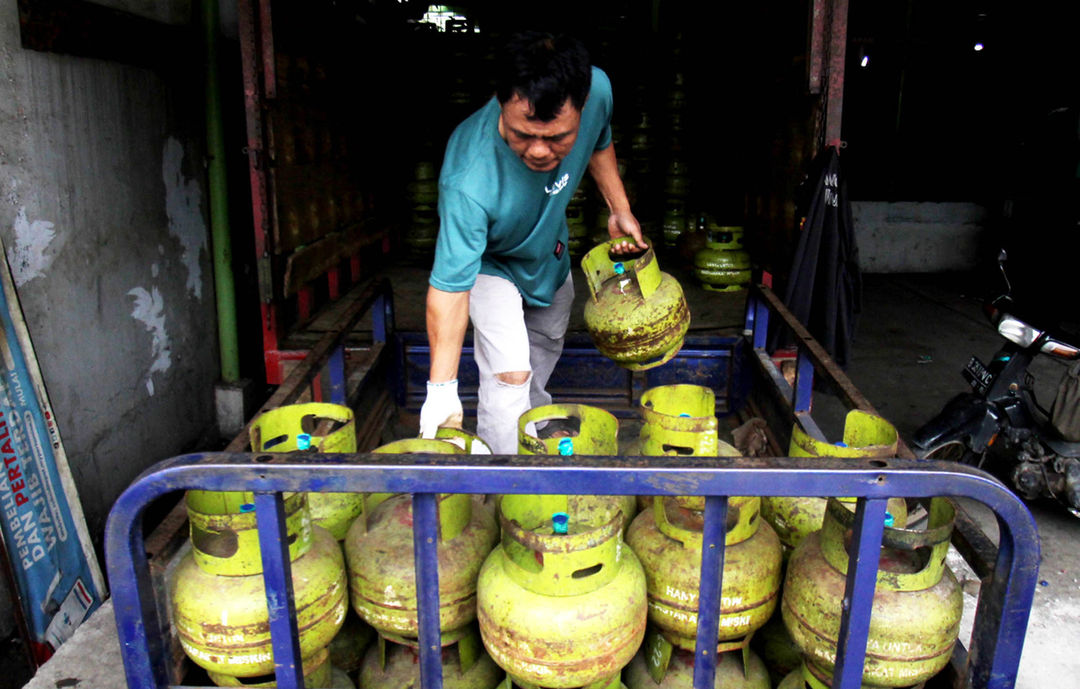 Nampak penjual tengah merapikan susunan tabung gas LPG 3Kg di sebuah agen gas kawasan Cipondoh Kota Tangerang.Kamis 5 Januari 2022. Foto : Panji Asmoro/TrenAsia