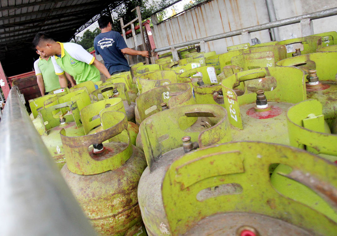 Nampak penjual tengah merapikan susunan tabung gas LPG 3Kg di sebuah agen gas kawasan Cipondoh Kota Tangerang.Kamis 5 Januari 2022. Foto : Panji Asmoro/TrenAsia