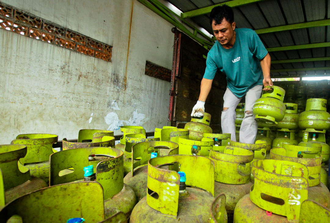 Nampak penjual tengah merapikan susunan tabung gas LPG 3Kg di sebuah agen gas kawasan Cipondoh Kota Tangerang.Kamis 5 Januari 2022. Foto : Panji Asmoro/TrenAsia