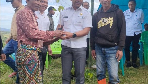 Bupati Heri Ajak Warga Desa Bulan, Kecamatan Ruteng Tanam Anakan Pohon Merbau