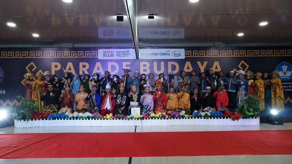 Institut Informatika dan Bisnis (IIB) Darmajaya menggelar Parade Budaya "Kenali Budayaku Inilah Indonesiaku" dalam Pelepasan pertukaran mahasiswa merdeka (PMM).