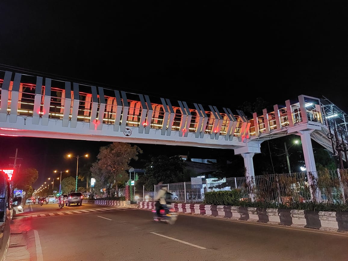 Jembatan Penyeberangan Orang (JPO) yang dibangun di atas ruas Jalan Ahmad Yani Kilometer 34 Banjarbaru sudah bisa dilewati. (Foto: Starbanjar)
