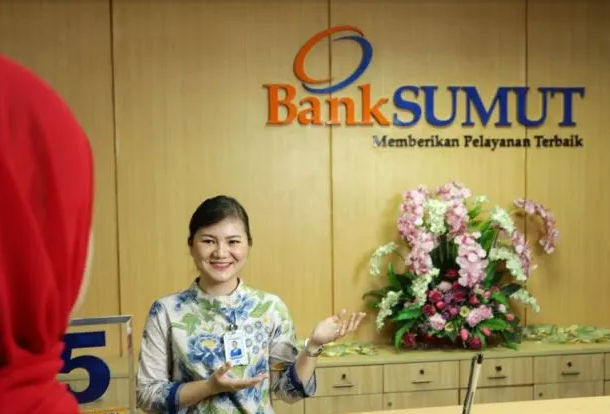 Petugas Bank Sumut saat melayani nasabah. 