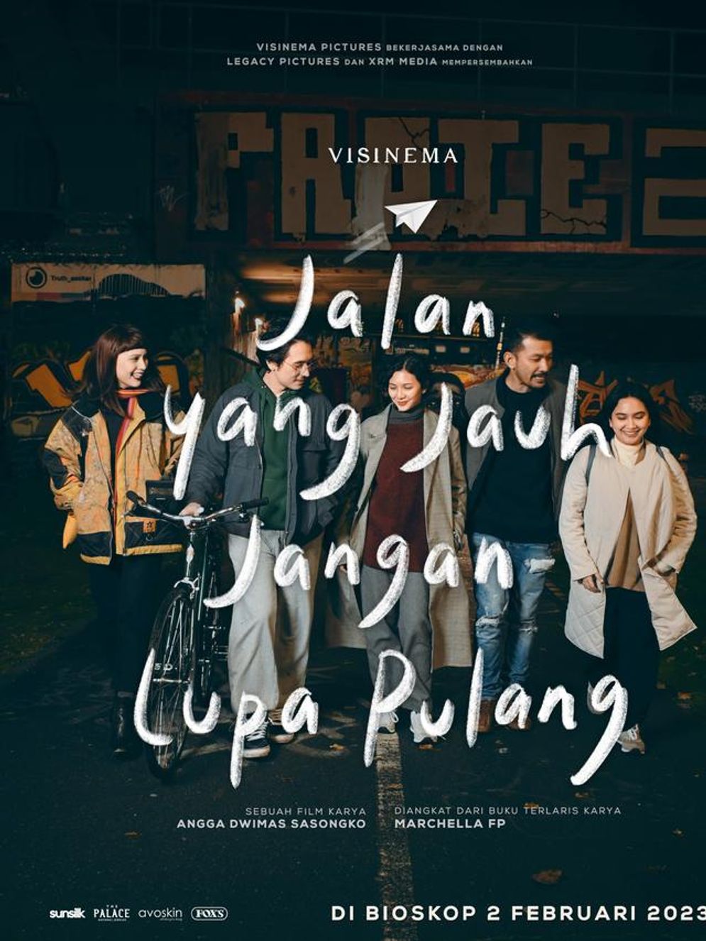 Visinema Pictures akhirnya merilis sebuah poster resmi film Jalan Yang Jauh Jangan Lupa Pulang (JJJLP).