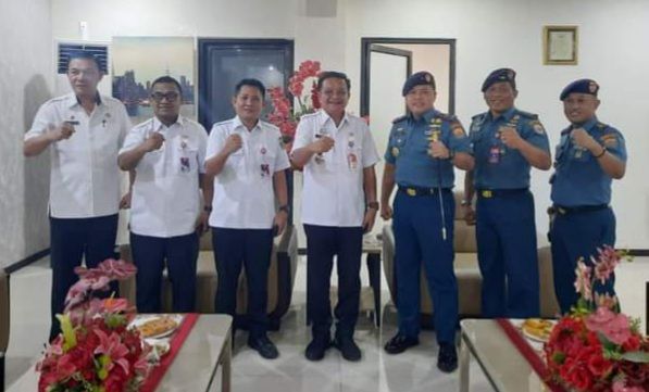 Wali Kota Bitung Maurits Mantiri menerima kunjungan Guskamla Koarmada II yang baru Laksamana Pertama TNI Teguh Prasetyo bersama rombongan. (Foto:Istimewa)