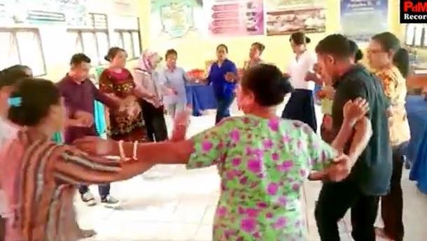 'Selen Ro' dalam Perayaan Natal dan Tahun Baru Bersama di SDI I Lewoleba: Perekat Kebhinekaan dan Penguat Kerukunan