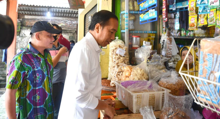 Presiden Joko Widodo meninjau aktivitas perdagangan dan mengecek harga komoditas di Pasar Sentul, Kota Yogyakarta, Provinsi Daerah Istimewa Yogyakarta (DIY), Minggu, 8 Januari 2023. 