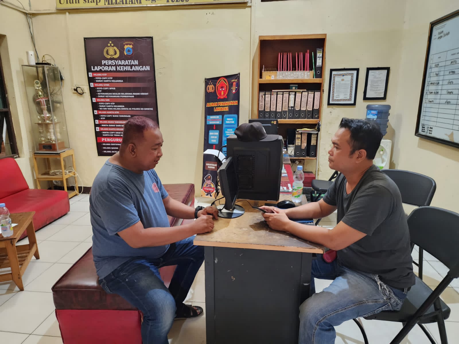Supian Hadi saat diperiksa di Polsek Banjarbaru Utara. (Foto: Polres Banjarbaru)