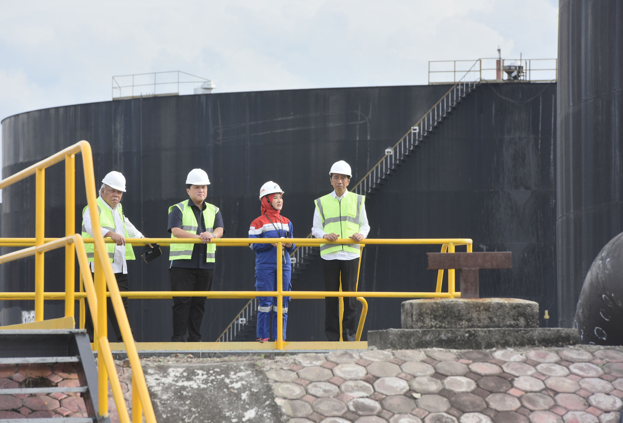 Presiden Jokowi meninjau kawasan PT Pertamina Hulu Rokan di Dumai, Riau, Kamis (5/1/2023) (Foto : Humas Setkab)