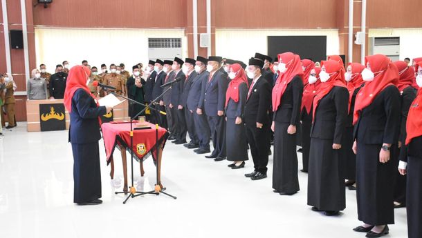 Wali Kota Eva Dwiana Lantik Pejabat Pimpinan Tinggi Pratama dan Kepala Sekolah