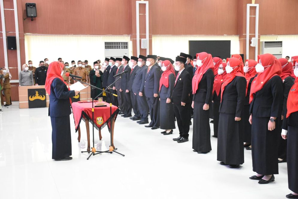 Wali Kota Bandar Lampung Eva Dwiana melantik pejabat pimpinan tinggi pratama dan kepala sekolah di lingkungan kota Bandar Lampung.