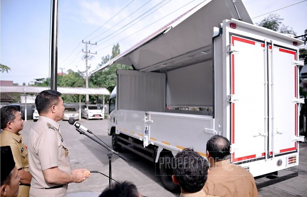 Wali Kota Samarinda Andi Harun meresmikan mobil pengendali inflasi yang akan memantau harga bahan pokok. 