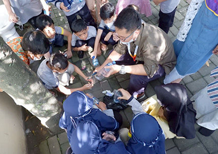 Lahan Kota Terbatas, Siswa SD Muhammadiyah PK Kottabarat Solo Belajar Tanam Cabai dengan Teknik Upside Down 
